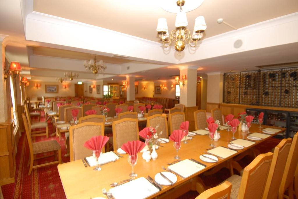 Oaklands Lodge Hotel Saint Saviour Екстер'єр фото