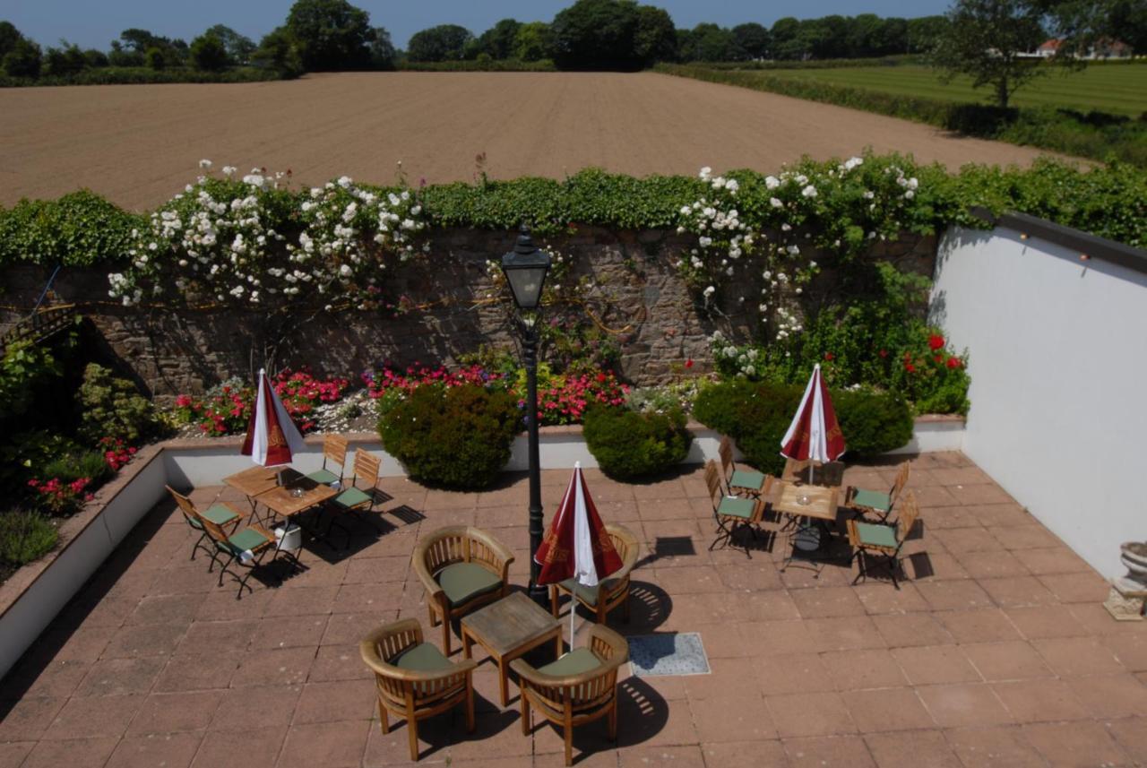 Oaklands Lodge Hotel Saint Saviour Екстер'єр фото